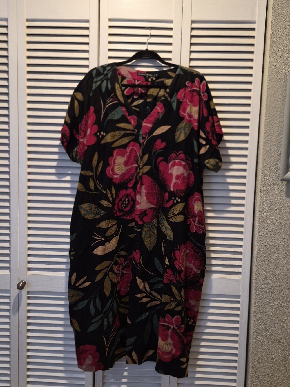Gudrun Sjoden lack Floral V-Neck Dress with Red Blooms, Linen